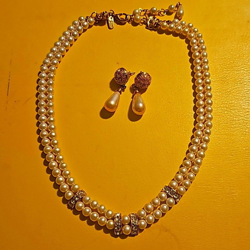 Curtural Pearl Nacklace w/Crystal & Goldtone Accents w/Earrings *Pierce Post